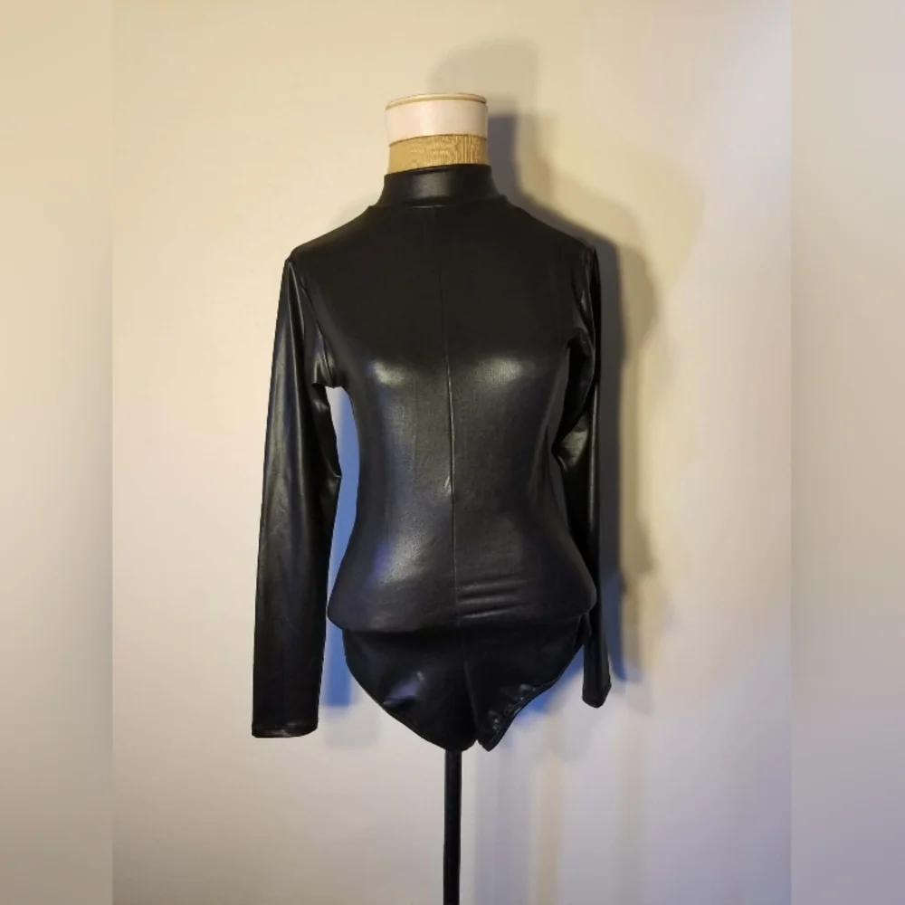 Leg Avenue Sexy Black Long Sleeve Bodysuit & Ruffled High/Low Skirt Size Small - Picture 4 of 8